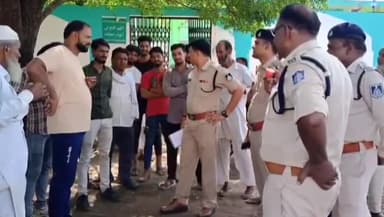 गुलाना: ग्राम सकराई में पुलिस अधिकारियों ने मोहर्रम कमेटी के सदस्यों से की चर्चा, दिशा निर्देश दिए
