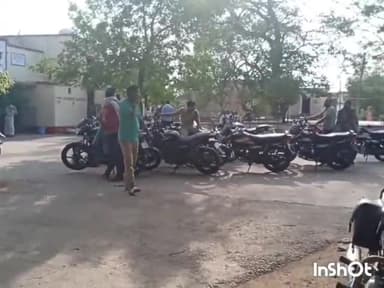 बल्देवगढ़: करमासन के पास अज्ञात बाइक चालक ने एक बाइक चालक को पीछे से मारी टक्कर दो लोग गंभीर रूप से हुए घायल