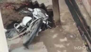 आगरा: मुरली नगर में बारिश की वजह से जमीन में हुए गड्ढे में बाइक समेत गिरा युवक, बमुश्किल बची जान