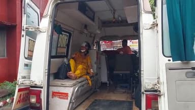 पूरनपुर: मुजफ्फरनगर मोड के पास में नेपाल जा रही सवारियों से भरी गाड़ी ट्रक में घुसी, आठ लोग हुए घायल