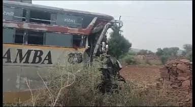 जोधपुर: जैसलमेर जाने वाली प्राइवेट बस व ट्रक के बीच हुई भीषण भिड़ंत, ट्रक चालक की हुई मौत बस में सवार पांच यात्री हुए घायल