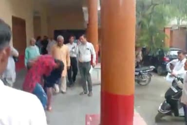 बरेली: आंवला तहसील परिसर में जमीन को लेकर दो महिलाओं में जमकर हुई मारपीट,वीडियो सोशल मीडिया पर हुआ वायरल