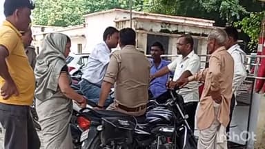 जलालाबाद: जलालाबाद मेंभैस गाभिन ना निकलने को लेकर क्रेता विक्रेता में हुआ विवाद ,पुलिस ने मामला सुलझाया