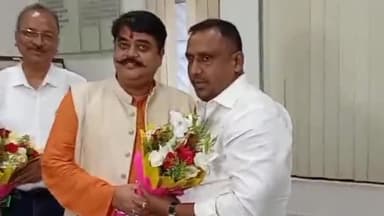 कांके: रांची के धुर्वा स्थित प्रोजेक्ट भवन में स्वास्थ्य मंत्री बन्ना गुप्ता ने पदभार ग्रहण किया