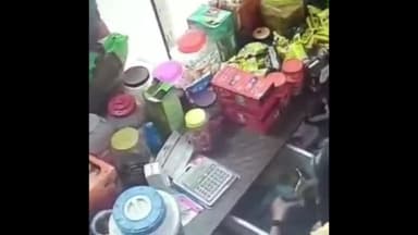 वाराणसी में दो युवतियों ने दुकान में की चोरी: 45 हजार कैश लेकर फरार, घटना सीसीटीवी कैमरे में कैद