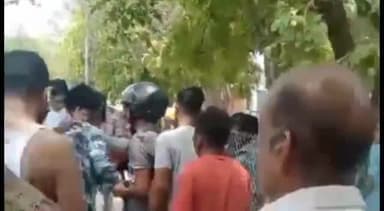 जोधपुर: सोजती गेट क्षेत्र में बाइक पर आए  दो युवकों ने राहगीर का मोबाइल छीना, लोगों ने धुनाई कर पुलिस के सुपुर्द किया