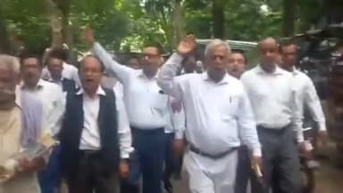 कसिया: कसया दीवानी न्यायालय के अधिवक्ताओं ने अपनी मांगों को लेकर विरोध प्रदर्शन के बाद शुरू किया क्रमिक अनशन