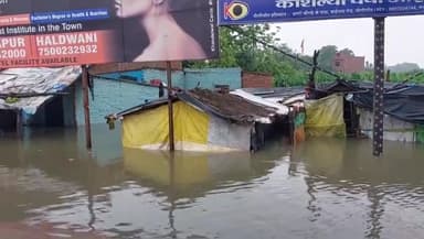 पूरनपुर: मोहल्ला कायस्थान में बारिश के बाद बाढ़ जैसे हालात, घरों में भरा पानी लोग परेशान