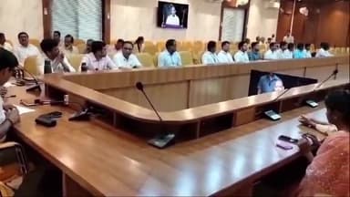 हरदोई: कलेक्ट्रेट सभागार में विधायक एवं जिला पंचायत अध्यक्ष ने नव नियुक्त लेखपालों को वितरित किये नियुक्ति पत्र