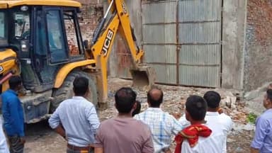 मंझनपुर: पश्चिम शरीरा मे तहसील पुलिस व नगर पंचायत टीम ने सरकारी जमीन के कब्जो को तुड़वाया,दुकानों से एकत्र हुई दस किलो पॉलिथीन