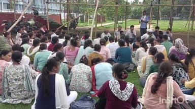 लखीसराय: जिला मुख्यालय गांधी मैदान परिसर में NHM कर्मी ने हड़ताल को लेकर किया विचार विमर्श।