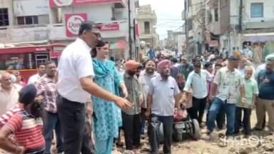 ਖਰੜ: ਲਾਂਡਰਾ ਰੋਡ 'ਤੇ ਸਥਾਨਕ ਲੋਕਾਂ ਨੇ ਮੇਨ ਹਾਈਵੇ ਤੇ ਪੱਟੇ ਹੋਏ ਨਾਲੇ ਨੂੰ ਲੈ ਕੇ ਰੋਸ ਧਰਨਾ ਦਿੱਤਾ, ਐਮਸੀ ਖਿਲਾਫ ਨਾਅਰੇ ਵੀ ਲਗਾਏ ਗਏ