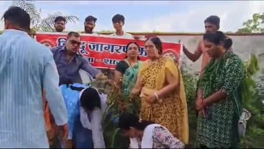 शाजापुर: शाजापुर में हिंदू जागरण मंच ने शुरू किया पाैधारोपण अभियान, बुजुर्गों से कराया पाैधारोपण