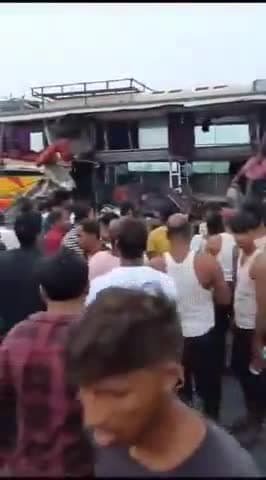 उन्नाव में एक डबल डेकर बस दूध के कंटेनर में टक्कर मारकर पलट गई जिससे 20 लोगों के मौत हो गई 
#agralucknowexpressway