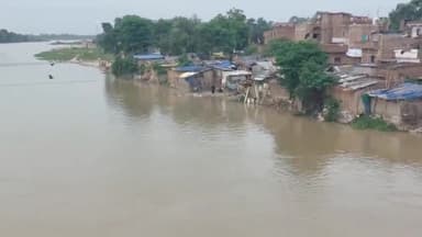 मुशहरी: बूढ़ी गंडक का जलस्तर बढ़ा, शहर के निचले इलाके में घुसा पानी