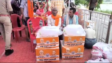 बलरामपुर: मुख्यमंत्री योगी आदित्यनाथ ने बाढ़ पीड़ितों से मुलाकात कर वितरण किया बढ़ राहत सामग्री किट