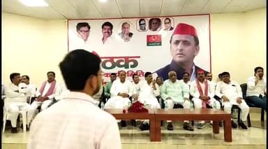 इटावा: जिला पंचायत के सभागार में सपा जिला कार्यसमिति की हुई बैठक, सपा के महासचिव शिवपाल सिंह यादव रहे मौजूद