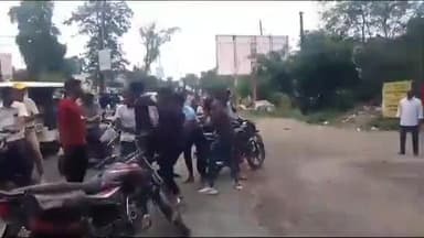 जबलपुर: रामपुर चौकी से चंद कदमों की दूरी पर नर्मदा रोड स्थित 4 से 5 बदमाशों ने बीच युवक के साथ सड़क पर जमकर की मारपीट