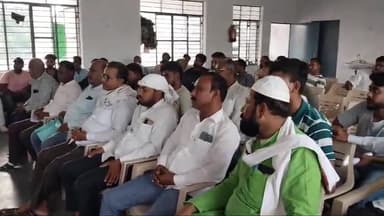 महुआ: महुआ अनुमंडल के चेहरा कला प्रखंड परिसर स्थित सभागार में मोहर्रम को लेकर शांति समिति की बैठक का हुआ आयोजन