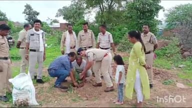 शाहनगर: एक वृक्ष माॅ के नाम अभियान के तहत नायब तहसीलदार एवं थाना प्रभारी की मौजूदगी में शाहनगर थानाप्रांगण मे किया पौधारोपण किया
