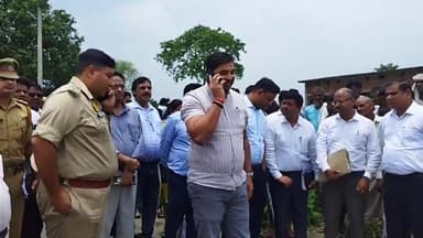 बिसवां: रेउसा के बाढ़ प्रभावित क्षेत्र का DM ने लिया जायजा, SP के साथ चहलारी घाट पुल से कावड़ मेले के घाट का किया निरीक्षण