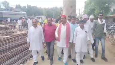 इटावा: रामनगर फाटक पर बन रहे रेलवे ओवरब्रिज का सपा सांसद ने निरीक्षण किया, सम्बन्धित अधिकारियोंको दिशा निर्देश दिए है