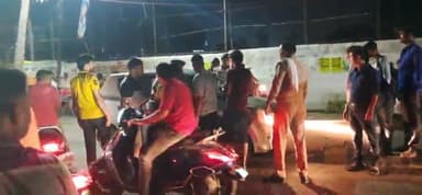 बदायूं: पुलिस लाइन चौराहे के पास अनियंत्रित होकर
डिवाइडर से चार पहिया कार का टकराई। कार चालक ड्राइवर हुआ जख्मी।