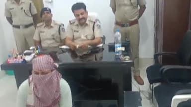 कांके: रांची के डोरंडा स्थित काजल स्टूडियो के दुकानदार को आरपीएफ ने अवैध रेलवे ई टिकट के साथ किया गिरफ्तार