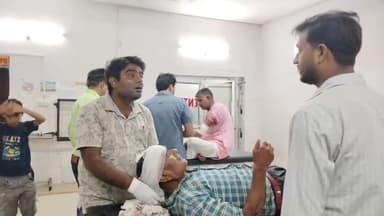 इटावा: मानिपुर मोड़ के समीप ट्रक का कट लगने से अनियंत्रित होकर फिसली बाइक, बाइक सवार चाचा भतीजे समेत 3 घायल, इलाज जारी