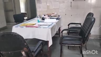 बिजनौर: बिजनौर जिला अस्पताल की इमरजेंसी में दो दिन से नहीं है डॉक्टर खाली कुर्सी देख वापस लौट रहे मरीज