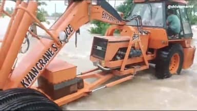 बरेली बीसलपुर हाइवे पर भड़रिया मोड़ पर बाढ़ के पानी में फंसे यात्रियों को किसान नेता देवस्वरूप पटेल के आग्रह पर निकाला