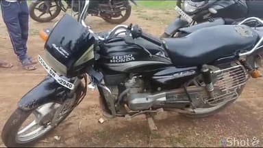 राखी थाना क्षेत्र के अभनपुर-नवा रायपुर मुख्य मार्ग पर सड़क किनारे स्थित पेड़ पर फांसी लगाकर एक व्यक्ति ने की आत्महत्या