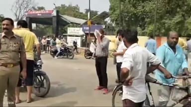 मेरठ: ग्राम काजीपुर में करंट की चपेट में आने से कई गायों और भैंसों की हुई मौत, गांव के लोगों ने हापुड रोड पर लगाया जाम