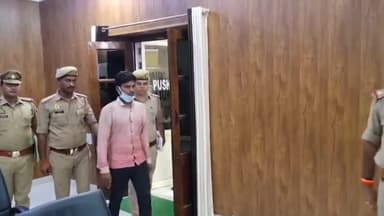 इटावा: जसवंतनगर इलाके से पुलिस ने एक व्यक्ति को तमंचा और कारतूस के साथ किया गिरफ्तार, SSP ने मामले का मुख्यालय पर किया खुलासा