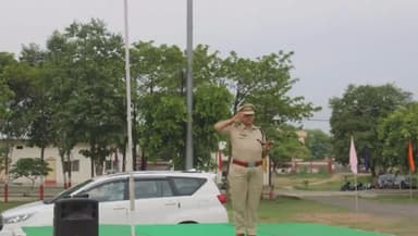 सिंगरौली: पुलिस अधीक्षक सिंगरौली श्रीमती निवेदिता गुप्ता ने पुलिस लाइन पचौर साप्ताहिक जनरल परेड का किया निरीक्षण