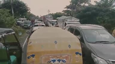 महुआ: महुआ हाजीपुर सड़क मार्ग के बेलकुंडा में भीषण सड़क जाम के कारण लोगों को काफी परेशानियों का सामना करना पड़ा