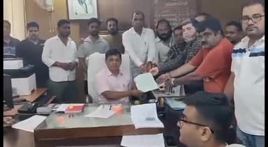 जोधपुर: कलेक्ट्रेट कार्यालय पहुंचे शराब ठेकेदार, CI द्वारा मारपीट व अभद्र व्यवहार को लेकर जिला कलेक्टर को सौपा ज्ञापन