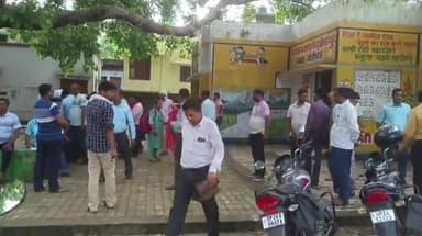 बीसलपुर: ऑनलाइन उपस्थिति के विरोध में शिक्षकों ने बीसलपुर बीआरसी परिसर में किया प्रदर्शन