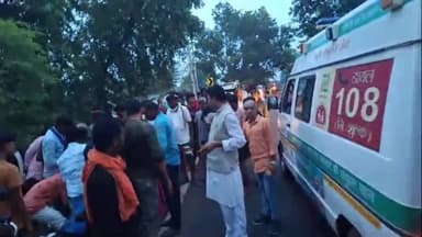 पांकी: बा दू बार चौक के पास बाइक एक्सीडेंट तीन लोग हुए घायल।