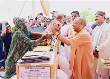 बलरामपुर समाचार सरकार जनता की हर नुकसान की भरपाई के लिए तैयार योगी आदित्यनाथ जी महाराज मुख्यमंत्री उत्तर प्रदेश बताते चलें कि बाढ़ ग्रस्त क्षेत्र सोनार में आयोजित कार्यक्रम में मुख्यमंत्री ने बाढ़ राहत किट और राहत चेक का वितरण करते हुएयह बा