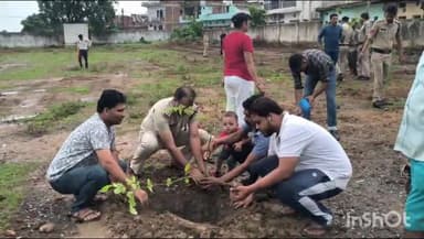 देवेंद्रनगर: देवेंद्रनगर थाना प्रांगण में एक वृक्ष मां के नाम अभियान के तहत थानाप्रभारी अनूप यादव और गणमान्य लोगों के द्वारा किया गया