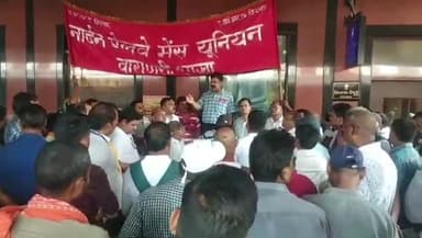 कैंट स्टेशन पर पुरानी पेंशन बहाली व रेलवे के निजीकरण के विरोध में रेलवे कर्मचारियों ने किया धरना प्रदर्शन