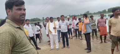 बलरामपुर समाचार रिशालपुर थाना कोतवाली देहात के अंतर्गत राजकुमार पुत्र राम छबीले की 10वर्षीय पुत्री गौरी की सुवाव नदी में डूब कर हुई मौत गोताखोरों द्वारा तलाश जारी मौके पर पहुंचे सदर विधायक पलटू राम तहसीलदार सदर लेखपाल हेमंत द्विवेदी सहित भा