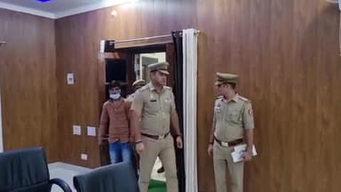 इटावा: बसरेहर इलाके में पुलिस ने एक अभियुक्त को एक तमंचा व 2 जिंदा कारतूस के साथ किया गिरफ्तार, SSP ने किया खुलासा