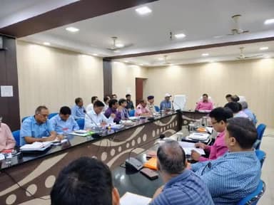 धौलपुर: कलेक्ट्रेट सभागार में जिला प्रभारी सचिव की अध्यक्षता में बजट घोषणाओं के त्वरित क्रियान्वयन पर समीक्षा बैठक