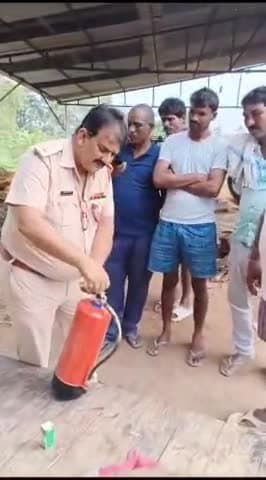 महुआ: महुआ के मिर्जानगर में महुआ अग्निशमन विभाग के कर्मियों ने जन जागरूकता अभियान चलाकर लोगों को जागरूक किया