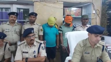 मुशहरी: रेल यात्रियों को लूटने वाले अंतर जिला गिरोह के दो शातिर बदमाशों को नगर थाना पुलिस ने स्टेशन से किया गिरफ्तार