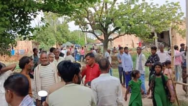 मंझनपुर: अनियंत्रित कार ने करारी में यूनियन बैंक के पास बाइक सवारों को मारी टक्कर, एक की मौत दो घायल