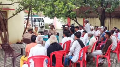 रॉबर्ट्सगंज: शाहगंज थाने में आगामी सावन माह को लेकर एडिशनल एसपी के द्वारा बैठक का किया गया आयोजन