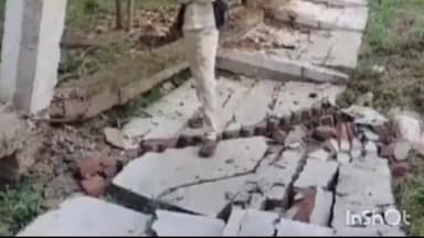 रॉबर्ट्सगंज: बारिश के चलते चित बिसरांव प्राथमिक स्कूल की बाउंड्री वॉल गिरी, बड़ा हादसा टला